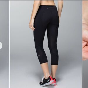 Lululemon Black Cropped Leggings with Back Zipper Women’s Size 4